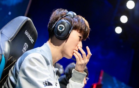 AYX-包含TheShy回归赛场，惊险取胜首场状态亮眼，FPX观众沸腾！的词条