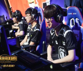 爱游戏体育-澳大利亚队带队取胜！，TheShy重要时刻反败为胜气势如虹延续(澳大利亚球员名单)