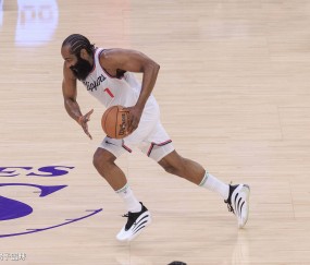 爱游戏-哈登在独行侠比赛中战术调整，险胜引发热议！