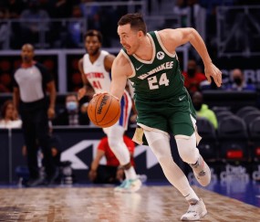 爱游戏体育-西亚卡姆回归赛场，连败首场状态亮眼，雄鹿观众沸腾！的简单介绍